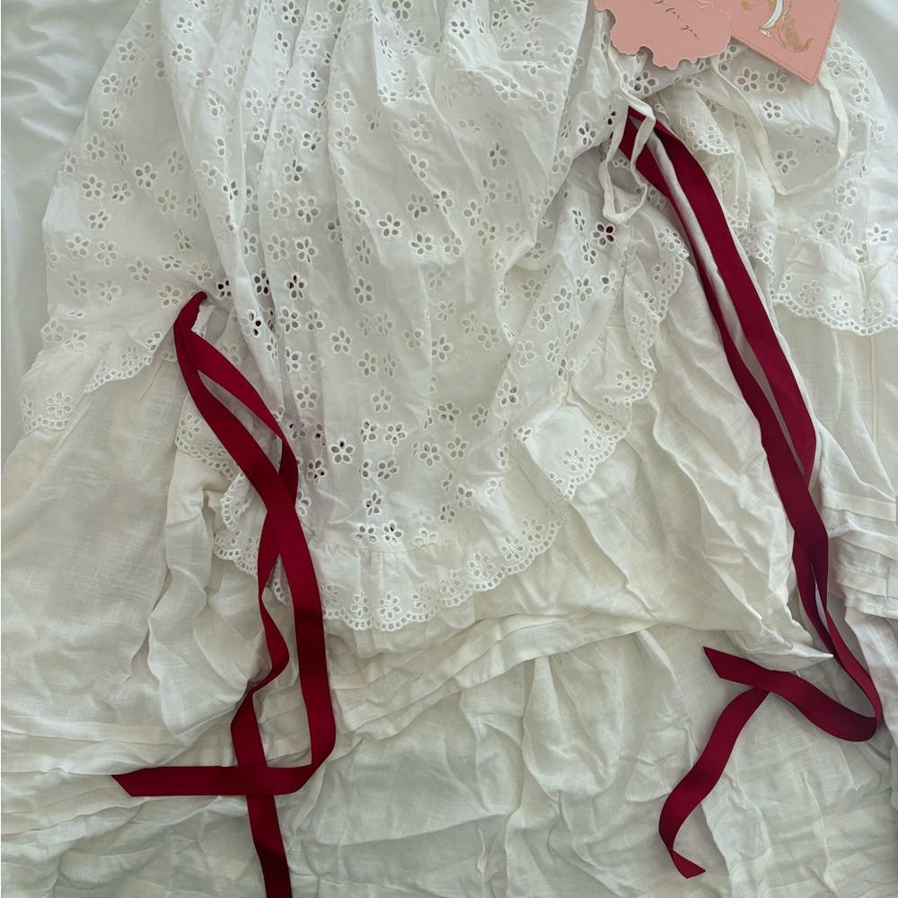 Chic Strapless White Dress with Red Accents - Picture 7 of 8